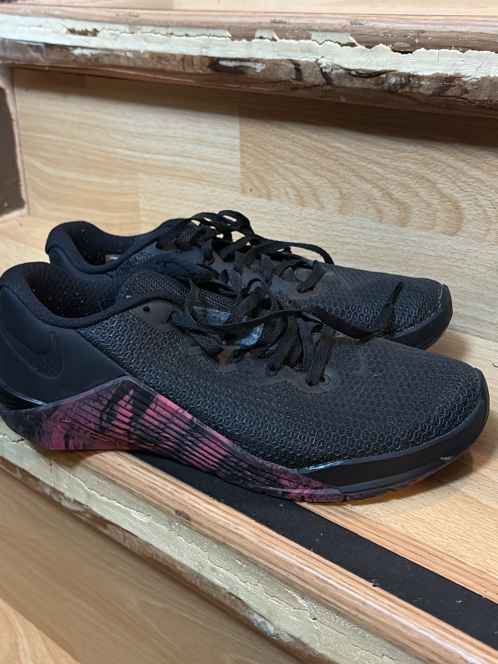 Nike Black Athletic Shoes with Pink Side Accent mens